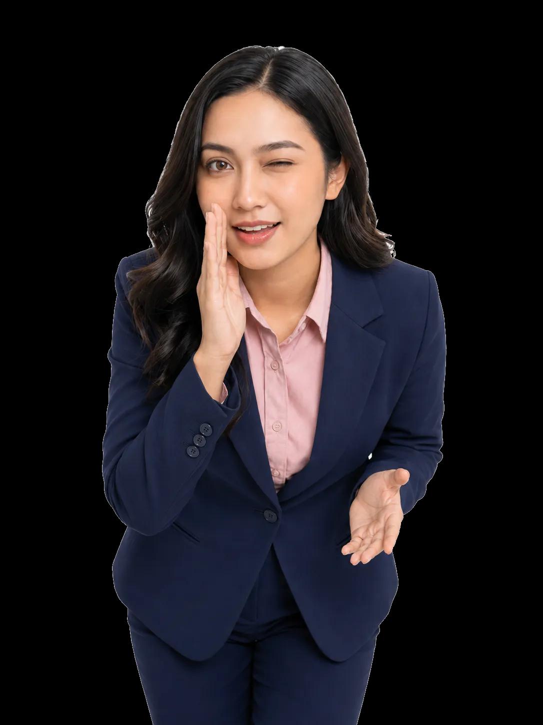 Agen Lovina mencondongkan badan, tangan di sisi mulut, berbicara akrab sambil mengedip