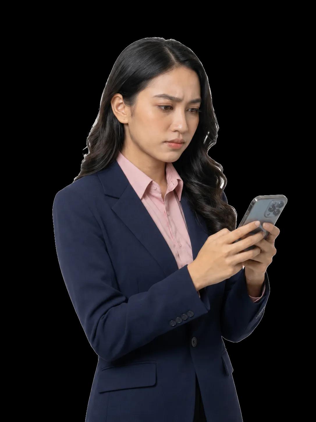 Agen Lovina meneliti layar ponselnya dengan dahi berkerut